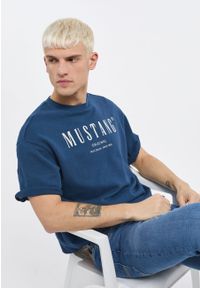 Mustang - MUSTANG BEN CREWNECK SSLEEVE MĘSKA BLUZA Z KRÓTKIM RĘKAWEM INSIGNIA BLUE 1013870 5230. Długość rękawa: krótki rękaw. Długość: krótkie #7