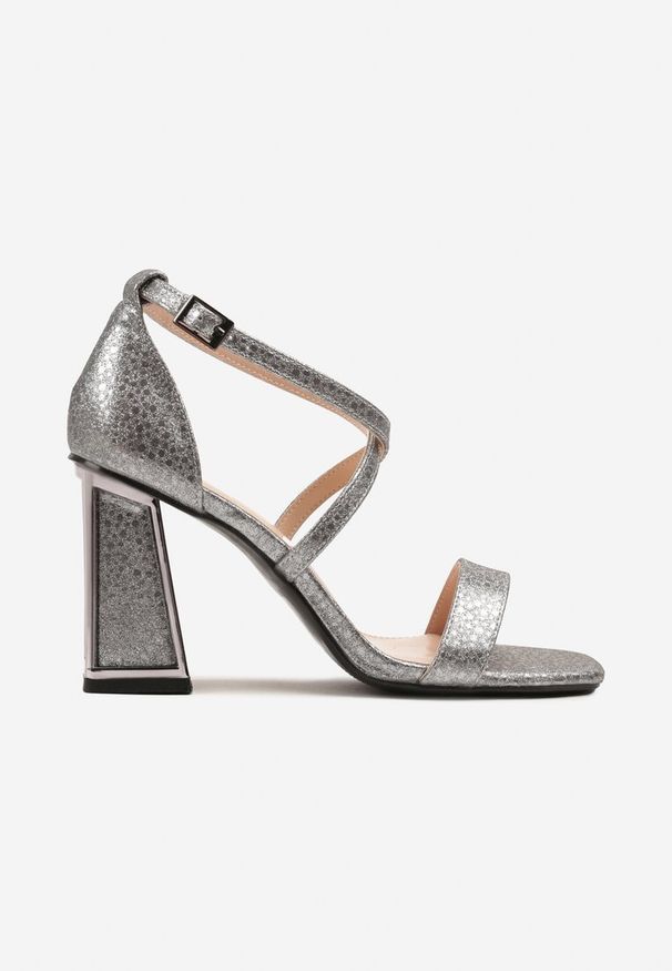 Renee - Czarne Sandały na Słupku Metaliczną Aplikacją Finadoria. Okazja: na co dzień. Zapięcie: sprzączka. Kolor: czarny. Materiał: len, jedwab. Wzór: aplikacja. Obcas: na słupku. Styl: casual, klasyczny. Wysokość obcasa: średni