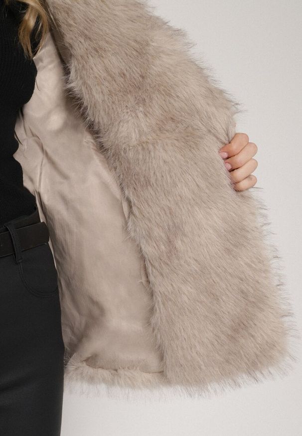 Born2be - Beżowa Kurtka Futerko o Dwurzędowym Kroju Oversize Nevisa. Okazja: do pracy, na spotkanie biznesowe. Kolor: beżowy. Materiał: futro. Sezon: zima, jesień. Styl: biznesowy