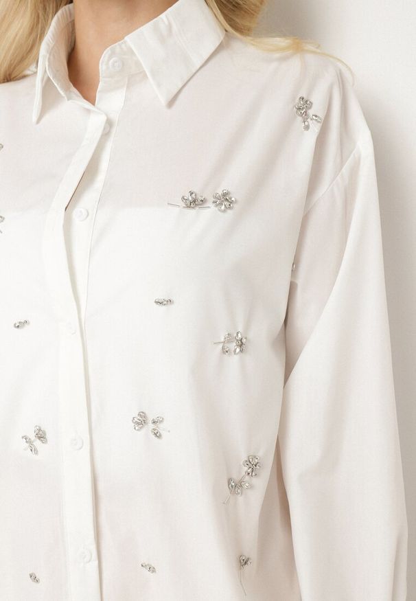 Born2be - Biała Koszula z Bawełny Ozdobiona Naszywkami Katiema. Okazja: na co dzień. Kolor: biały. Materiał: bawełna. Wzór: aplikacja. Styl: casual