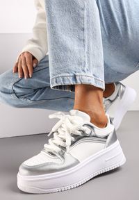 Renee - Biało-Srebrne Sznurowane Sneakersy na Platformie z Metalicznymi Wstawkami Arileva. Kolor: biały. Materiał: jeans. Obcas: na platformie