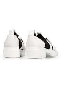 Wittchen - Damskie mokasyny chunky skórzane biało-czarne. Nosek buta: okrągły. Zapięcie: bez zapięcia. Kolor: biały, wielokolorowy, czarny. Materiał: skóra. Wzór: ażurowy, aplikacja. Obcas: na platformie. Styl: klasyczny #9