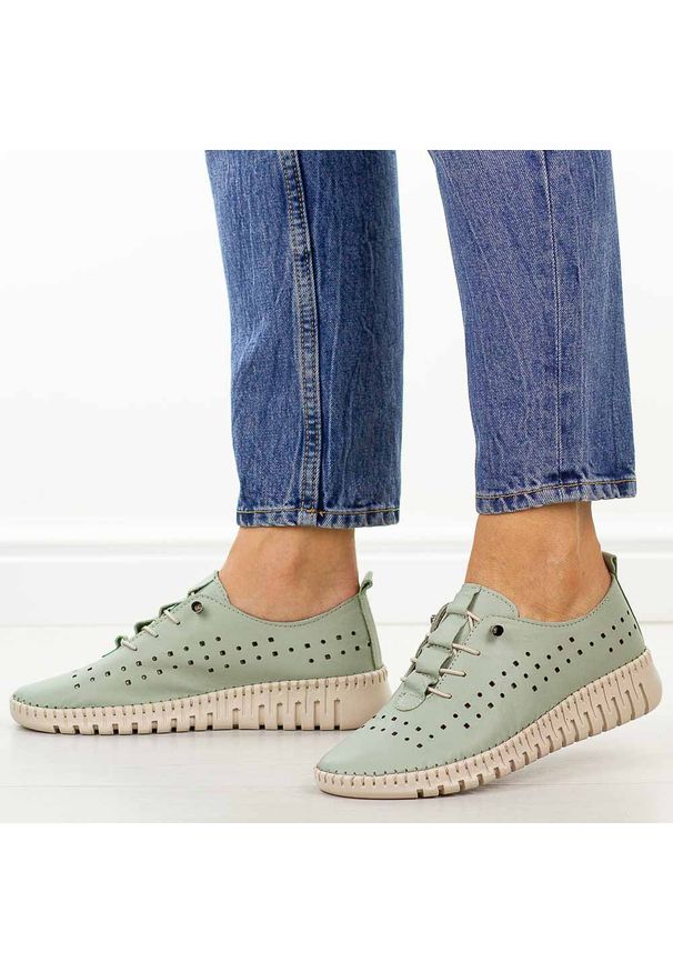 Miętowe ażurowe skórzane półbuty damskie T.Sokolski 4001. Okazja: na co dzień. Nosek buta: okrągły. Kolor: zielony. Materiał: skóra. Szerokość cholewki: normalna. Wzór: ażurowy. Sezon: wiosna, lato, jesień. Styl: casual, klasyczny