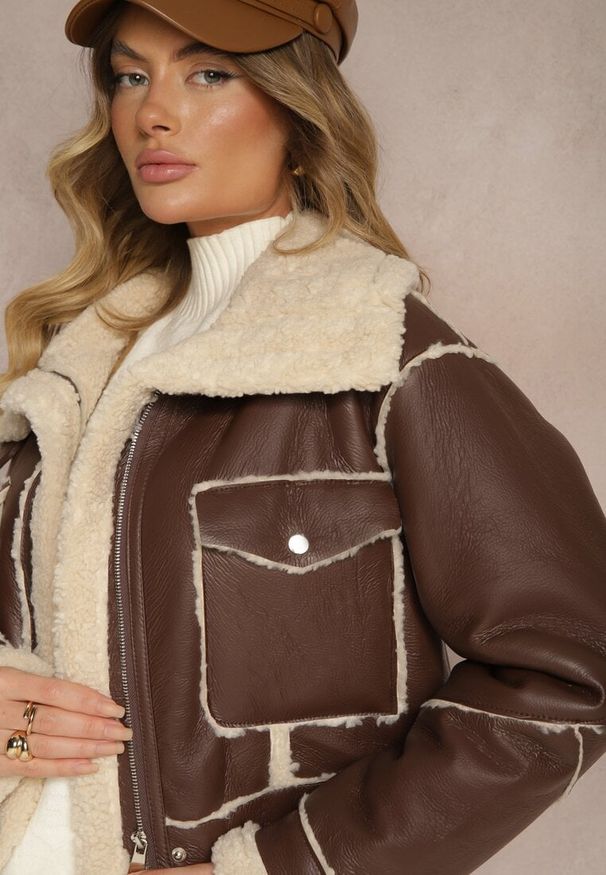 Renee - Brązowa Kurtka Typu Biker o Krótkim Kroju z Kołnierzem i Kieszeniami Naonellea. Okazja: na co dzień. Kolor: brązowy. Materiał: jeans, futro. Długość: krótkie. Styl: elegancki, casual