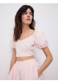 Reserved - Krótka bluzka z bufiastymi rękawami - pastelowy róż. Kolor: różowy. Materiał: dzianina. Długość: krótkie #1