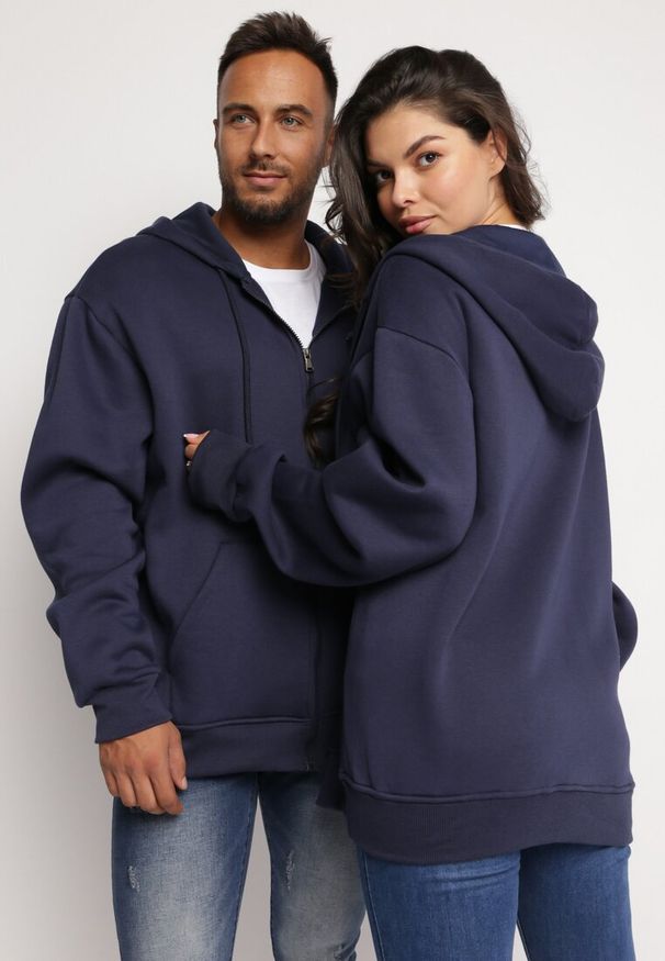 Born2be - Granatowa Bluza z Kapturem Kassica. Okazja: na co dzień. Typ kołnierza: kaptur. Kolekcja: plus size. Kolor: niebieski. Materiał: dzianina, polar. Długość rękawa: długi rękaw. Długość: długie. Styl: klasyczny, casual