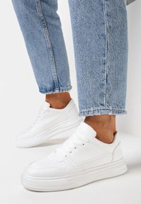 Born2be - Białe Sneakersy z Perforacją i Kontrastowymi Lamówkami Adanria. Kolor: biały #4