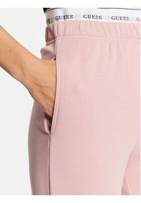 Guess Spodnie dresowe O5RB01 KCO31 Różowy Regular Fit. Kolor: różowy. Materiał: bawełna #3