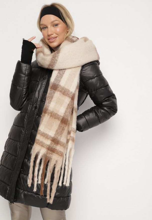 Born2be - Czarna Kurtka Pikowana o Długim Kroju z Kapturem i Dwustronnym Suwakiem Sanasira. Okazja: na co dzień. Typ kołnierza: kaptur. Kolor: czarny. Materiał: polar, jeans. Długość: długie. Styl: casual