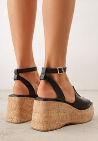 Born2be - Czarne Sandały VICES na Koturnie z Imitacji Korka z Paskiem wokół Kostki Kelania. Okazja: na co dzień. Zapięcie: pasek. Kolor: czarny. Obcas: na koturnie. Styl: casual, elegancki #3