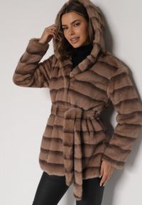 Born2be - Jasnobrązowa Futrzana Kurtka z Nieodpinanym Kapturem i Paskiem Zetova. Okazja: na co dzień. Kolor: brązowy. Materiał: futro. Styl: klasyczny, casual, elegancki #3