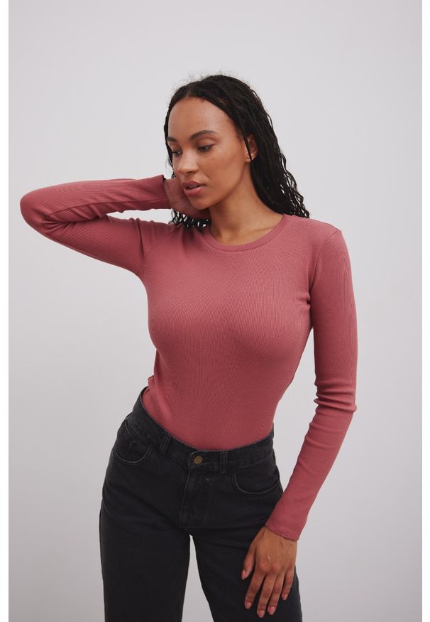 Marsala - Dopasowany top z prążkowanej dzianiny w kolorze DUSTY CEDAR - MOODY-XS. Materiał: dzianina, prążkowany. Długość rękawa: długi rękaw. Długość: długie