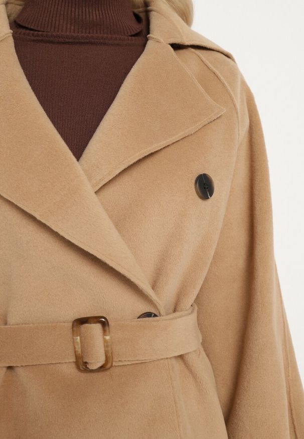 Born2be - Beżowy Płaszcz Trencz o Klasycznym Dwurzędowym Kroju z Paskiem Edrisella. Okazja: na co dzień, na spacer. Kolor: beżowy. Materiał: tkanina, jeans. Styl: klasyczny