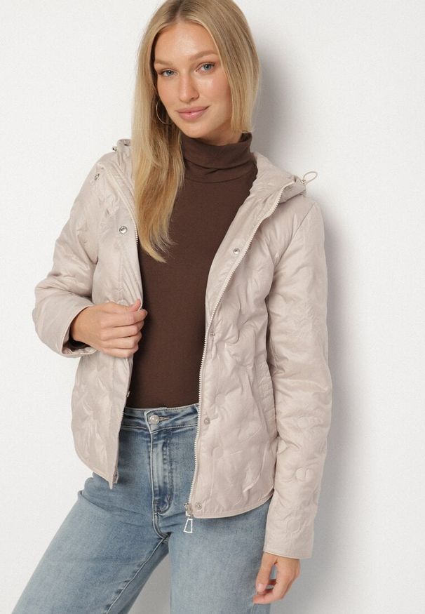 Born2be - Beżowa Przejściowa Kurtka z Geometrycznym Pikowaniem i Kapturem Arevitta. Okazja: na co dzień, na spacer. Kolor: beżowy. Wzór: geometria. Sezon: wiosna. Styl: sportowy, klasyczny, casual, elegancki