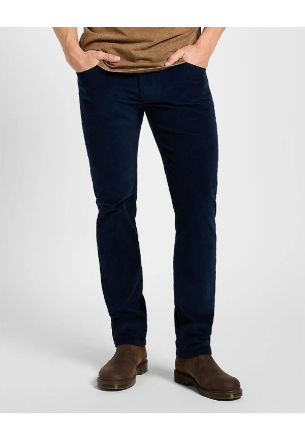Lee - MESKIE SPODNIE MATERIAŁOWE LEE DAREN ZIP FLY RIVET NAVY 112373981. Materiał: materiał