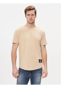 Calvin Klein Jeans T-Shirt Badge Turn Up Sleeve J30J323482 Beżowy Regular Fit. Kolor: beżowy. Materiał: bawełna