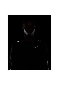 Koszulka męska do biegania Nike Rise 365 Wild Run DA0193. Materiał: materiał, poliester, skóra, tkanina. Długość rękawa: krótki rękaw. Technologia: Dri-Fit (Nike). Długość: krótkie. Wzór: nadruk. Sport: bieganie #3