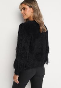 Born2be - Czarny Puchaty Kardigan Wykończony Perełkami i Piórami Mavanora. Kolor: czarny. Materiał: wełna, jeans. Wzór: aplikacja. Styl: klasyczny #4