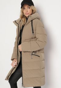 Born2be - Beżowa Pikowana Kurtka z Kapturem i Wysokim Kołnierzem Avalentura. Okazja: na co dzień, na spacer. Typ kołnierza: kaptur. Kolor: beżowy. Materiał: jeans. Sezon: zima. Styl: casual, klasyczny #6