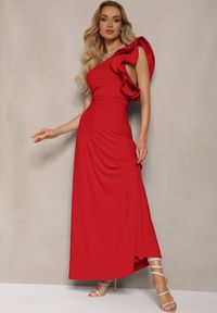 Renee - Czerwona Rozkloszowana Sukienka Asymetryczna z Dużymi Falbanami przy Ramionach Cevada. Okazja: na ślub cywilny, na wesele, na co dzień. Kolor: czerwony. Typ sukienki: asymetryczne. Styl: casual #5
