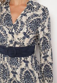 Born2be - Granatowo-Beżowa Wiskozowa Kopertowa Sukienka w Stylu Boho z Materiałowym Paskiem z Klamrą Rinovia. Okazja: na co dzień. Kolor: niebieski. Materiał: materiał, wiskoza. Wzór: aplikacja. Typ sukienki: kopertowe. Styl: boho #5