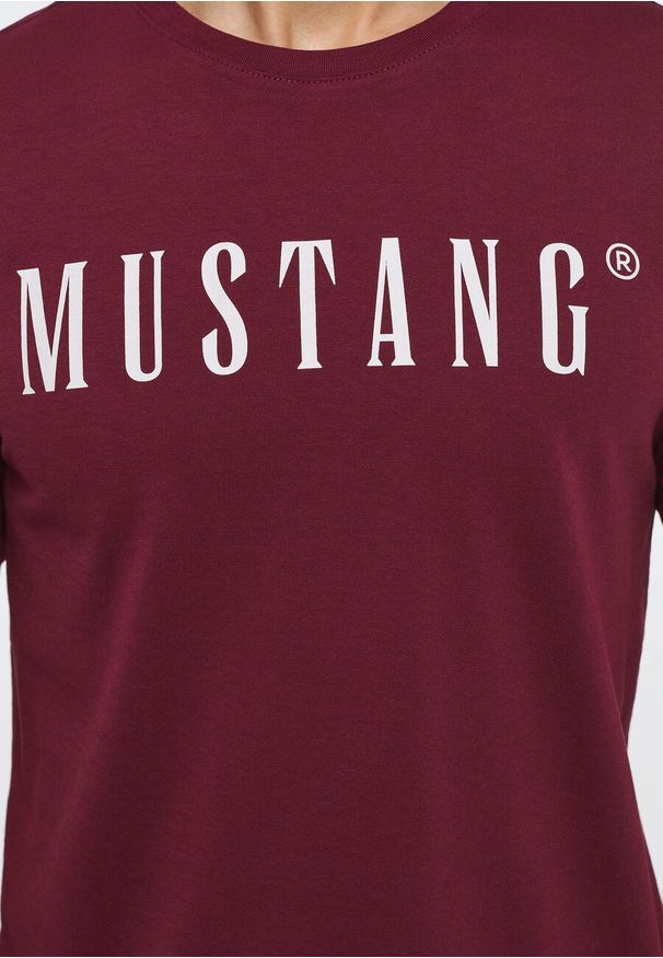 Mustang - MUSTANG STYLE ALEX C LOGO TEE MĘSKI T-SHIRT KOSZULKA NADRUK ZINFANDEL 1013221 7184. Długość rękawa: krótki rękaw. Długość: krótkie. Wzór: nadruk