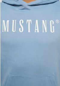 Mustang - MĘSKA BLUZA Z KAPTUREM MUSTANG LOGO Bennet Modern HD Faded Denim 1013511 5124. Typ kołnierza: kaptur. Materiał: denim