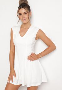 Born2be - Biała Rozkloszowana Sukienka o Taliowanym Kroju Ellaira. Okazja: na co dzień. Kolor: biały. Wzór: kolorowy. Styl: casual, elegancki #3