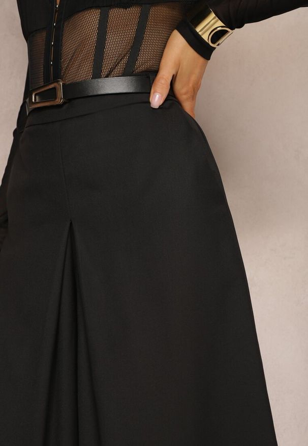 Renee - Czarne Spodnie Culottes z Paskiem i Szerokimi Nogawkami Imitującymi Spódnicę Aimleda. Okazja: na co dzień. Stan: podwyższony. Kolor: czarny. Styl: casual, elegancki