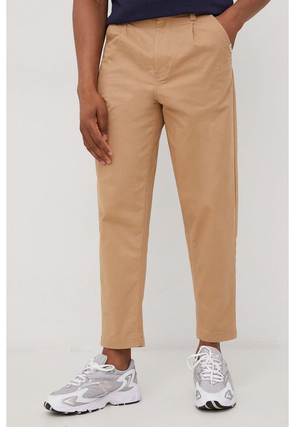 Tommy Jeans spodnie DM0DM13216.PPYY męskie kolor beżowy w fasonie chinos. Kolor: beżowy. Materiał: tkanina, bawełna. Wzór: gładki