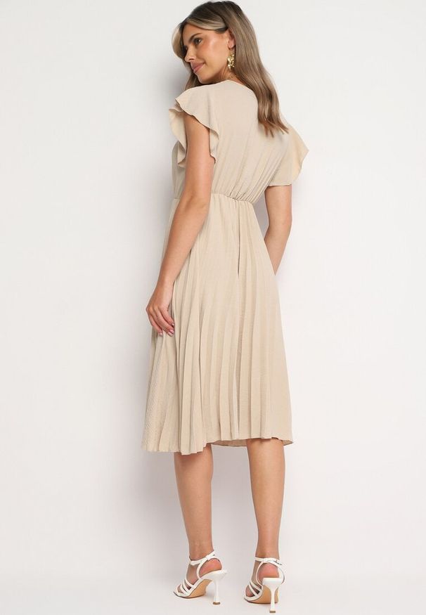 Born2be - Beżowa Plisowana Sukienka z Kopertowym Dekoltem i Gumką w Talii Waretta. Typ kołnierza: dekolt kopertowy. Kolor: beżowy. Typ sukienki: kopertowe. Styl: elegancki