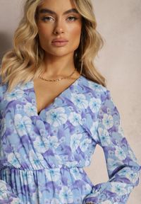 Renee - Niebieska Krótka Sukienka w Kwiatowy Wzór z Dekoltem V Icarba. Kolor: niebieski. Długość rękawa: długi rękaw. Wzór: kwiaty. Sezon: lato, wiosna. Długość: mini
