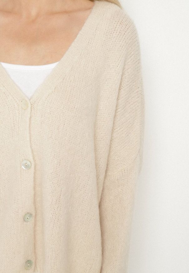 Born2be - Beżowy Kardigan z Dekoltem w Serek z Dzianiny z Wełną i Moherem Lismio. Okazja: na co dzień. Typ kołnierza: dekolt w serek. Kolor: beżowy. Materiał: dzianina, wełna, moher. Styl: casual, elegancki