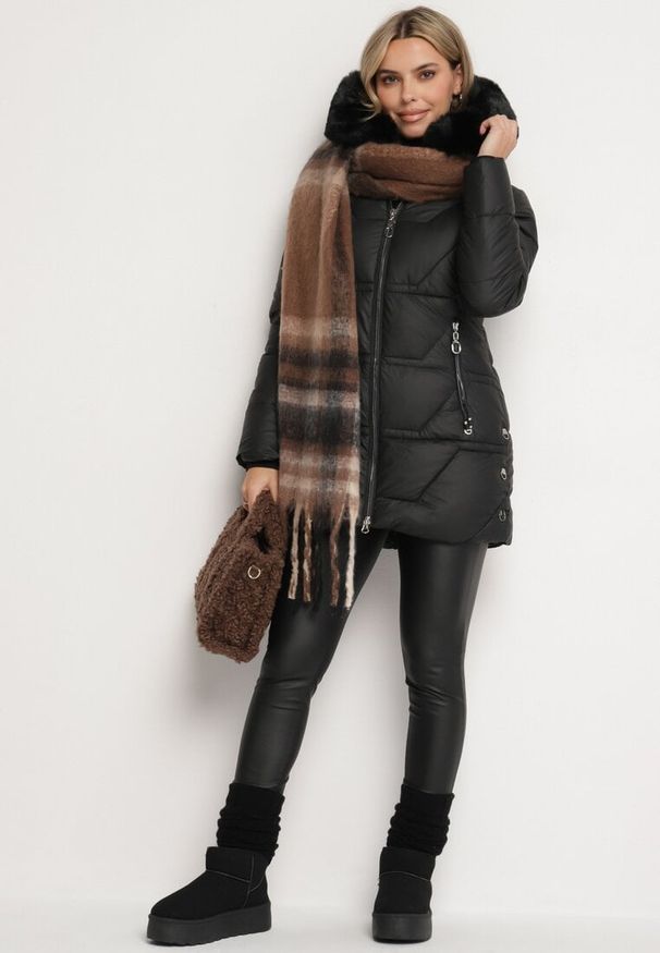 Born2be - Czarna Pikowana Kurtka Zimowa z Szerokim Futrzanym Kołnierzem Elloriel. Okazja: na co dzień. Kolor: czarny. Materiał: futro. Sezon: zima. Styl: elegancki, casual