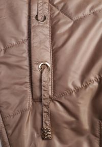 Born2be - Szampańska Pikowana Kamizelka o Długim Kroju z Nieodpinanym Kapturem i Aplikacją Koretes. Okazja: na co dzień. Kolor: złoty. Materiał: prążkowany, poliester. Długość: długie. Wzór: aplikacja. Styl: casual #4