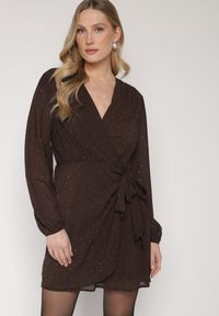 Born2be - Brązowa Kopertowa Sukienka Zdobiona Cyrkoniami i Drapowaniem Idiselle. Okazja: na spotkanie biznesowe. Kolor: brązowy. Materiał: poliester. Wzór: aplikacja. Typ sukienki: kopertowe. Styl: wizytowy, biznesowy, klasyczny #1