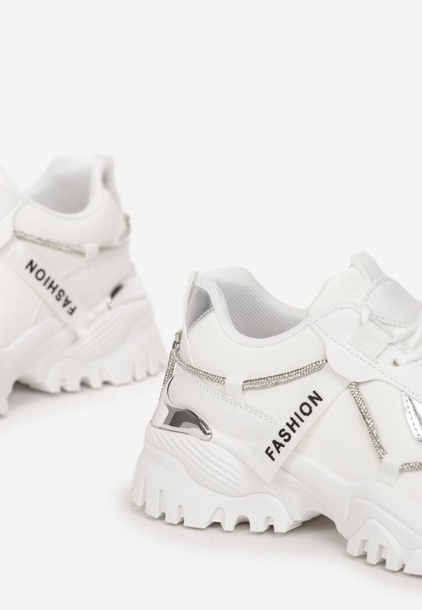 Born2be - Białe Sneakersy na Grubej Podeszwie z Wycięciami i Ozdobną Sznurówką Daniates. Kolor: biały
