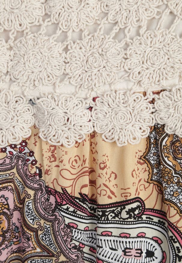 Born2be - Beżowo-Różowa Sukienka Missey. Typ kołnierza: dekolt kwadratowy, kołnierz z falbankami. Kolor: różowy. Materiał: wiskoza. Długość rękawa: na ramiączkach. Wzór: nadruk, haft, aplikacja. Sezon: lato. Długość: maxi