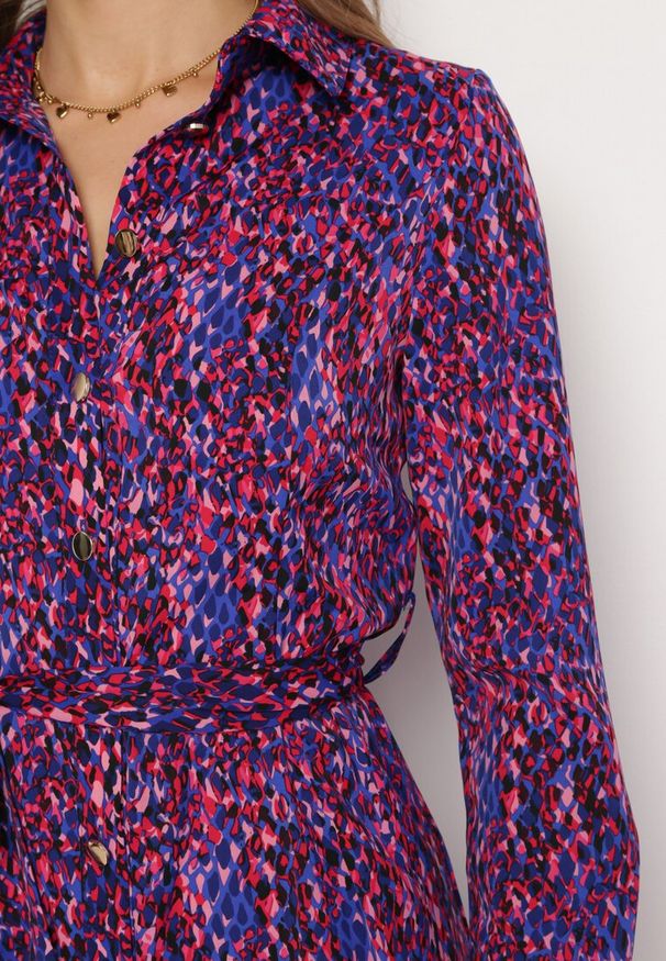 Born2be - Fuksjowo-Granatowa Sukienka Koszulowa Wiązana w Pasie Macedonia. Kolor: różowy. Materiał: materiał. Długość rękawa: długi rękaw. Wzór: nadruk. Typ sukienki: koszulowe. Styl: elegancki. Długość: midi