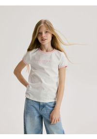 Reserved - Bawełniany t-shirt z haftem - złamana biel. Materiał: bawełna. Wzór: haft