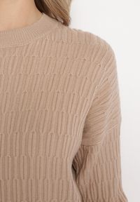 Born2be - Beżowy Sweter o Klasycznym Kroju z Wytłoczonym Wzorem Gundall. Kolor: beżowy. Styl: klasyczny