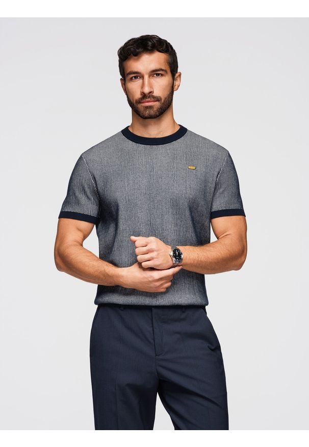 Ombre Clothing - Koszulka męska bawełniana ze strukturalnej dzianiny - granatowa V2 - Rozmiar: XL. Okazja: na co dzień, do pracy. Kolor: niebieski. Materiał: bawełna, dzianina. Długość rękawa: krótki rękaw. Długość: krótkie. Wzór: jednolity. Styl: casual