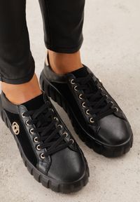 Born2be - Czarno-Złote Sneakersy ze Skóry Naturalnej na Niskiej Platformie z Metalowymi Akcentami Rilmi. Okazja: na co dzień. Kolor: czarny. Materiał: skóra. Obcas: na platformie #8