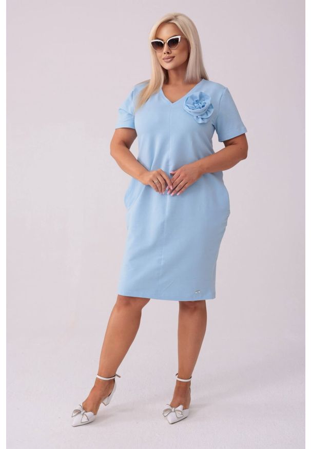 Moda Size Plus Iwanek - Błękitna sukienka Eloise - Casualowa Elegancja PLUS SIZE XXL LATO. Okazja: na co dzień. Kolekcja: plus size. Kolor: niebieski. Materiał: dzianina, elastan, tkanina, dresówka, bawełna. Wzór: kwiaty. Sezon: lato. Typ sukienki: dla puszystych. Styl: casual