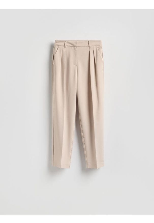 Reserved - Spodnie z kantem - beżowy. Kolor: beżowy. Materiał: tkanina, wiskoza