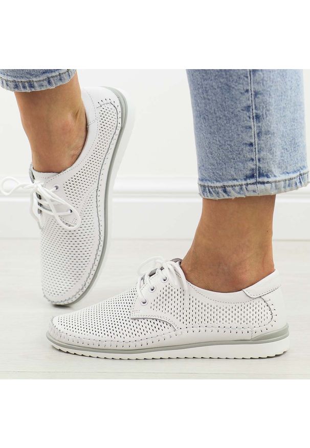 Białe wt/wt skórzane ażurowe półbuty damskie T.Sokolski W26-01. Okazja: na spacer, na co dzień. Nosek buta: okrągły. Zapięcie: sznurówki. Kolor: biały. Materiał: skóra. Wzór: ażurowy. Sezon: wiosna, lato. Styl: casual, elegancki, klasyczny