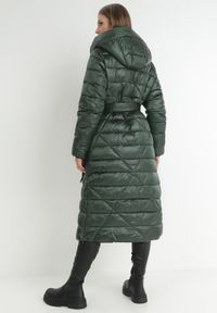 Born2be - Ciemnozielona Kurtka za Kolano z Wiązanym Paskiem i Kapturem Chlyrie. Kolor: zielony. Materiał: materiał. Długość: długie. Sezon: zima, jesień #5