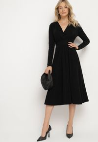 Born2be - Czarna Taliowana Sukienka z Wiskozą o Rozkloszowanym Kroju Zdobiona Metaliczną Nicią Mesinae. Okazja: do pracy, na spotkanie biznesowe. Typ kołnierza: dekolt w kształcie V. Kolor: czarny. Materiał: wiskoza. Długość rękawa: długi rękaw. Wzór: aplikacja. Typ sukienki: rozkloszowane. Styl: glamour, biznesowy, wizytowy, elegancki #2