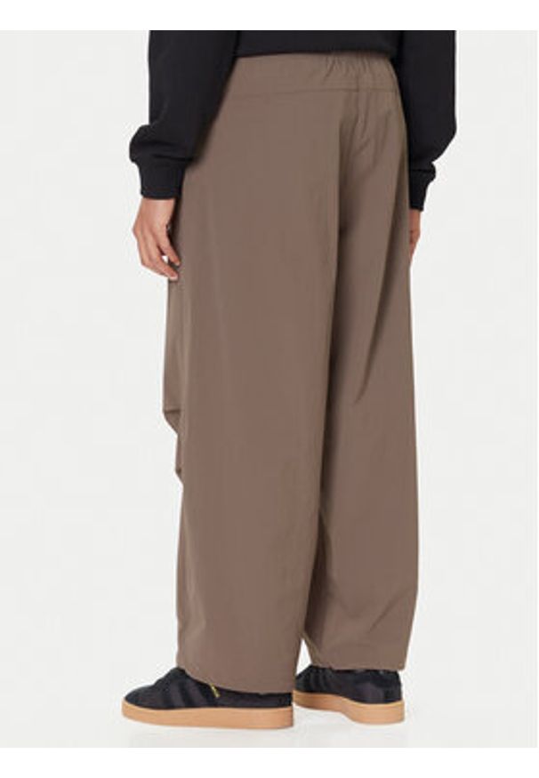 Adidas - adidas Spodnie materiałowe Premium Essentials Utility Parachute JW1087 Brązowy Loose Fit. Kolor: brązowy. Materiał: syntetyk