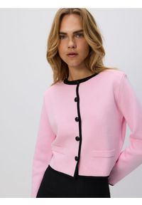 Reserved - Kardigan z kontrastową lamówką - pastelowy róż. Kolor: różowy. Materiał: wiskoza, dzianina #1